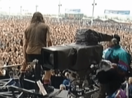 Em 1992, Eddie Vedder deu salto em público com ajuda de cinegrafista em grua - Reprodução
