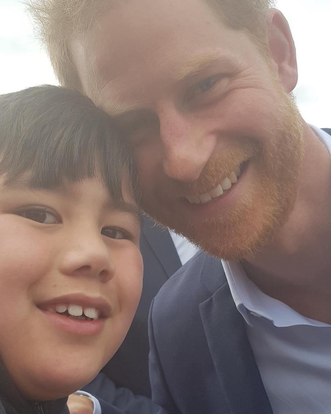 Harry faz selfie com garotinho que perdeu a mãe - Reprodução/Instagram