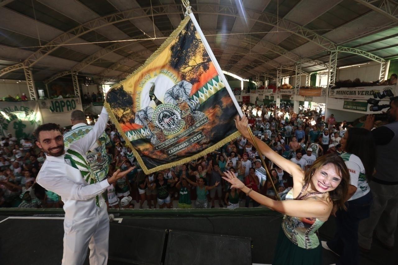 Integrantes da Mancha Verde comemoram primeiro título do Carnaval de SP - Ricardo Matsukawa/UOL
