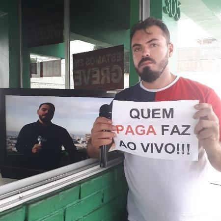 O jornalista Wadson Correia, em greve, protesta contra reportagem exibida como se fosse ao vivo - Reprodução / Instagram