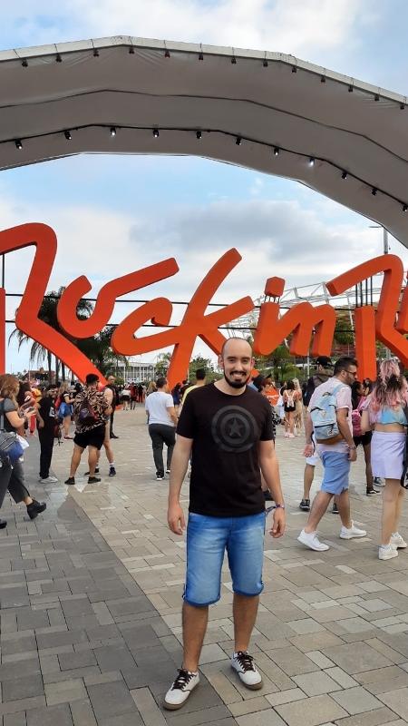 Leandro Lopes, fã do Rock in Rio, em frente ao logo - Arquivo pessoal - Arquivo pessoal