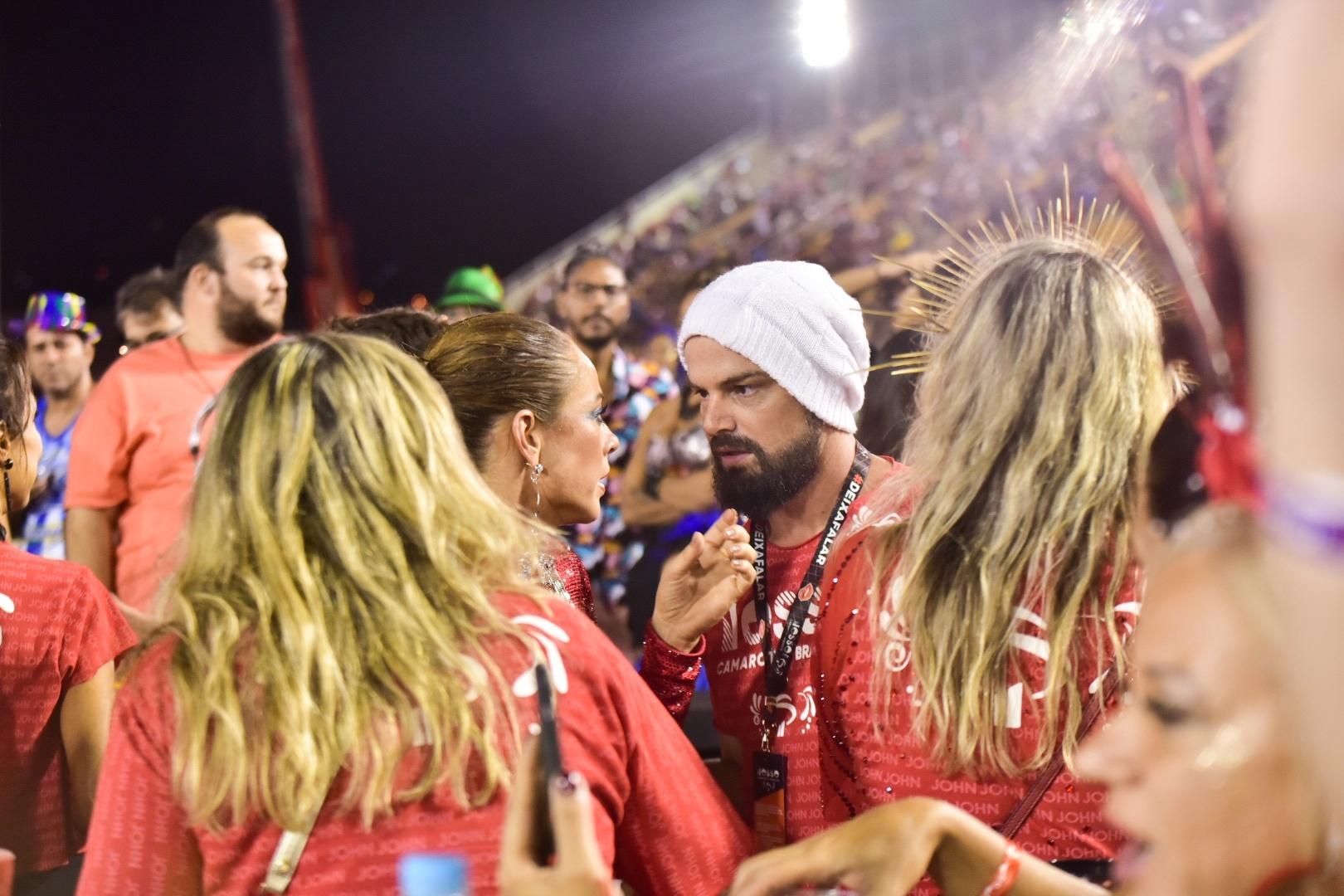 Paolla Oliveira troca carícias com namorado Douglas Maluf na Sapucaí - Leo Franco / AgNews