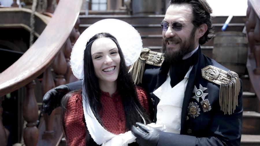 Gabriel Braga Nunes e Isabelle Drummond em cena de "Novo Mundo" - Reprodução/TV Globo