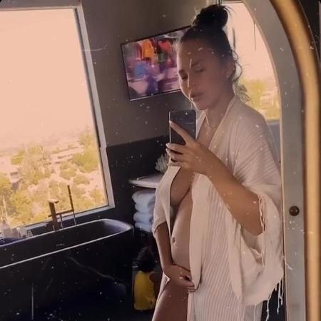 Chrissy Teigen espera seu 3º filho com o cantor John Legend; recomendação é para que ela fique de repouso na cama - Reprodução/Instagram