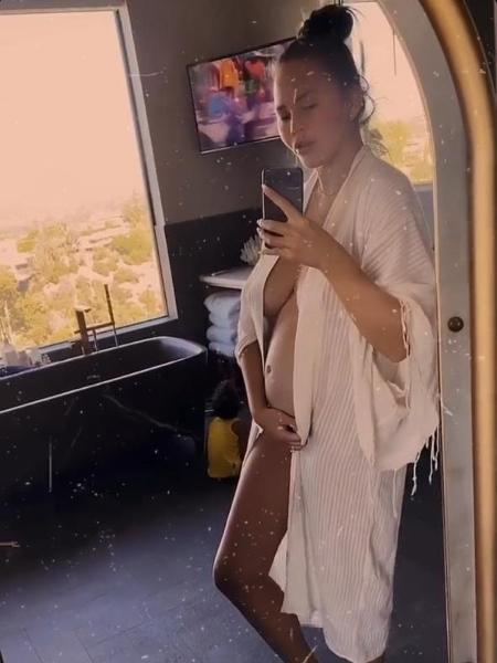 Chrissy Teigen espera seu 3º filho - Reprodução/Instagram