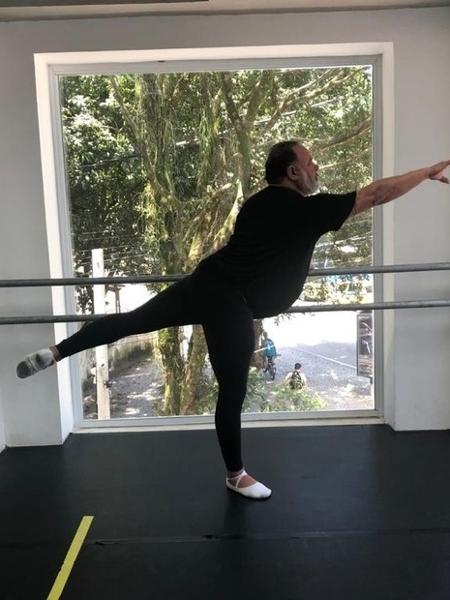 Leo Jaime durante suas aulas de balé  - Reprodução/Divulgação
