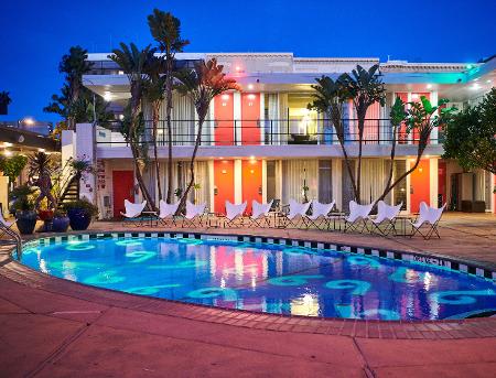 O Phoenix Hotel, também remodelado, manteve a estrutura clássica dos motéis "de filme"  - Nick Simonite - Nick Simonite