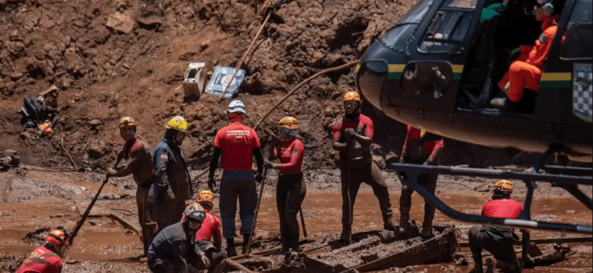 Bombeiros trabalham após o rompimento da barragem da Vale em Brumadinho (MG) - Washington Alves