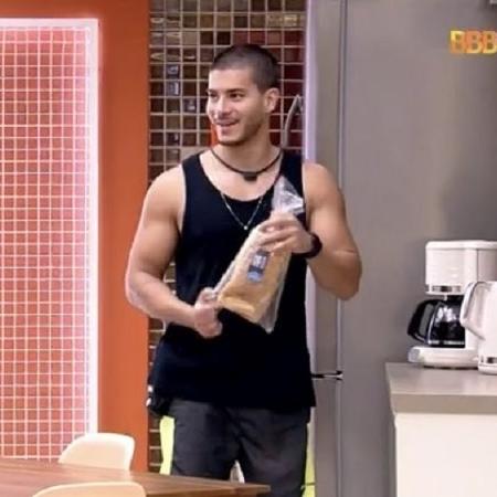 Arthur Aguiar comendo pão no BBB 22 - Reprodução/TV Globo