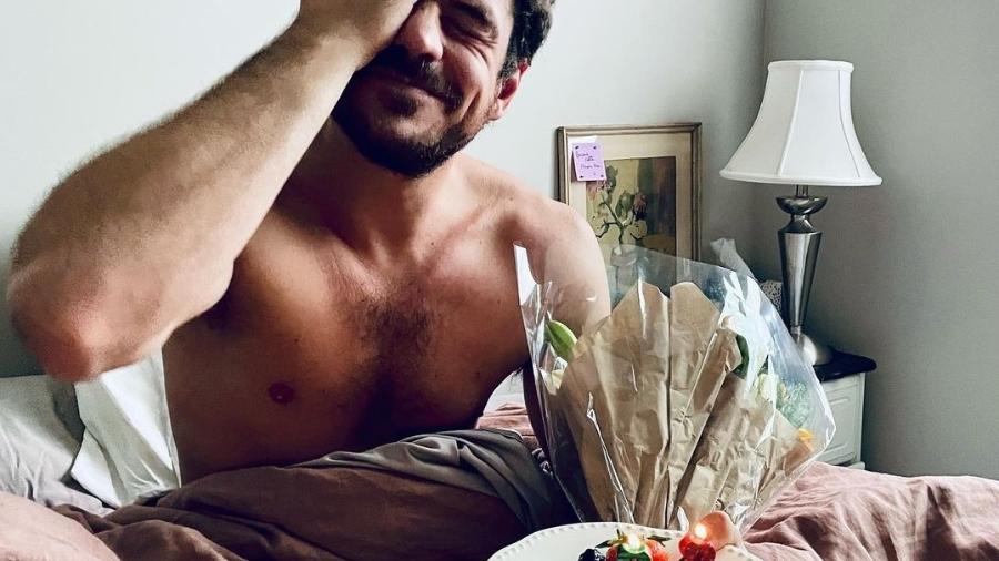 Marco Pigossi ganha presente de aniversário na cama - Reprodução/Instagram