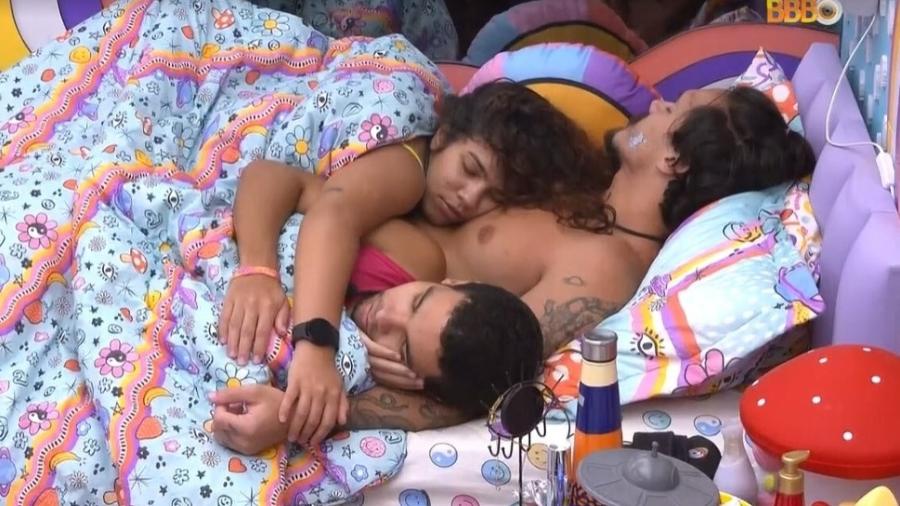 BBB 22: Eli, Maria e Vyni dormem juntos - Reproduçao / Globoplay
