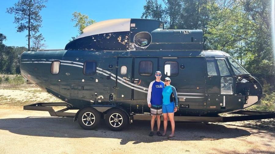 Blake Morris e Maggie Morton converteram helicóptero em trailer respeitando a trajetória dele em operações militares. - Reprodução