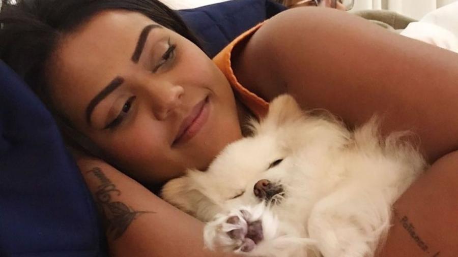 Camila Loures e a cachorrinha Sandy, que morreu aos 11 anos - Reprodução/ Instagram