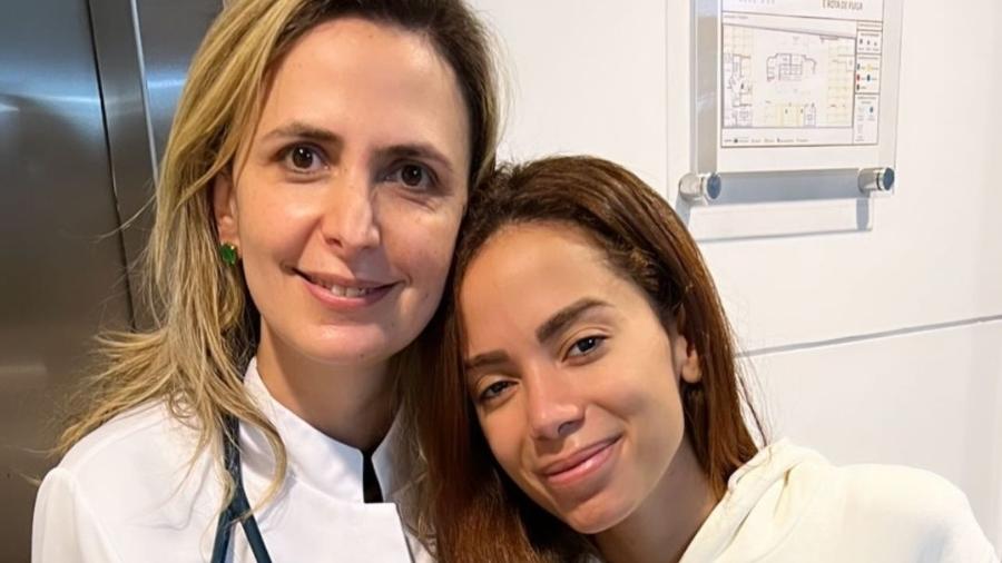 Anitta com a cardiologista Ludhmila Hajjar, após cirurgia do pai da cantora - Reprodução/ Instagram