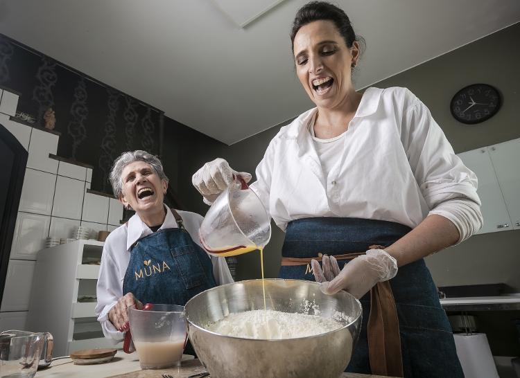 Mãe e filha se divertem fazendo esfihas de carne, herança de família - Keiny Andrade/ysoke - Keiny Andrade/UOL