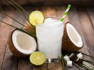 Equilibra açúcar no sangue, hidrata: benefícios da polpa e da água de coco