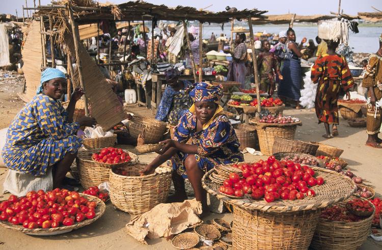 Mulheres formam a maioria dos mais de 40 mil vendedores do Mercado de Dantokpa, no Benin