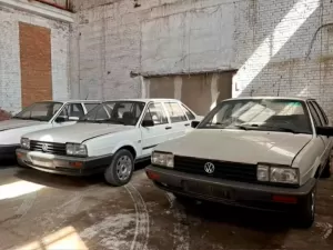  VW Santanas 0 km abandonados em depósito são achados após 11 anos