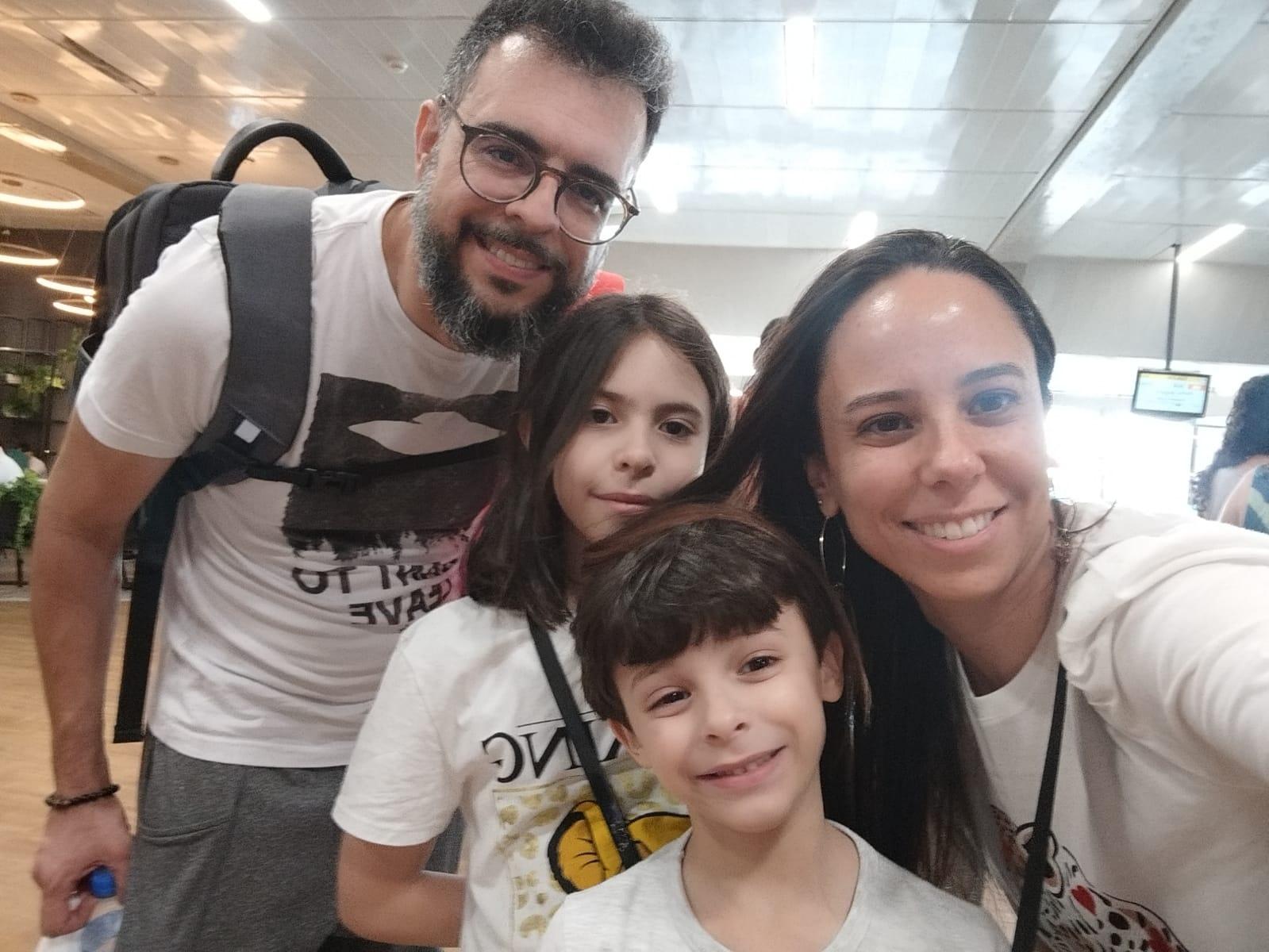 Luís (pai), Isabella (irmã), José e Flávia (mãe) atualmente; o menino está em remissão desde fevereiro de 2021