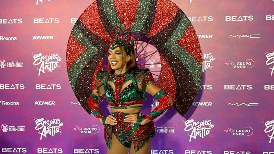 Anitta mostra fantasia para apresentação no pré-Carnaval no Recife