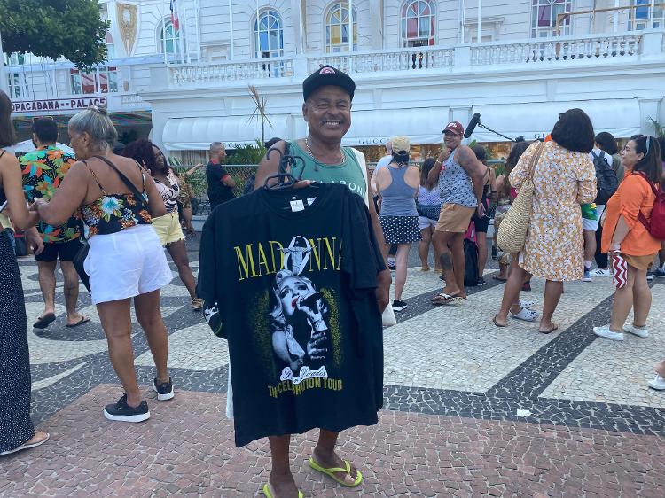 Camisas e outros adereços com a foto de Madonna são vendidos na frente do Copacabana Palace