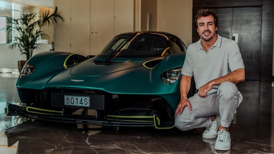 Fernando Alonso com Aston Martin Valkyrie - Divulgação