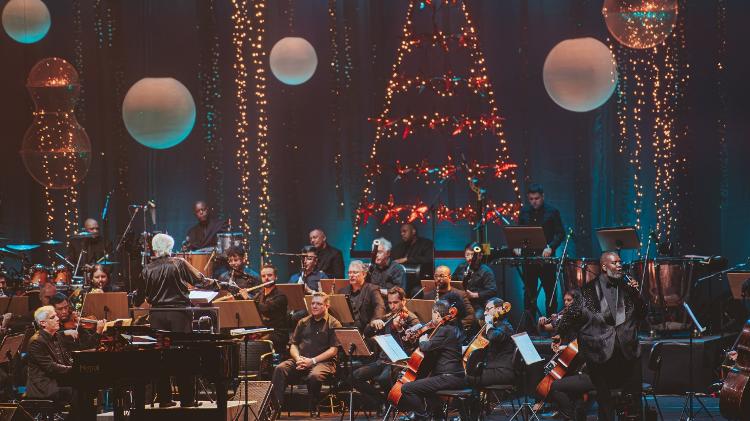 Péricles e maestro João Carlos Martins no especial "Sinfonia de Natal" (Globo)