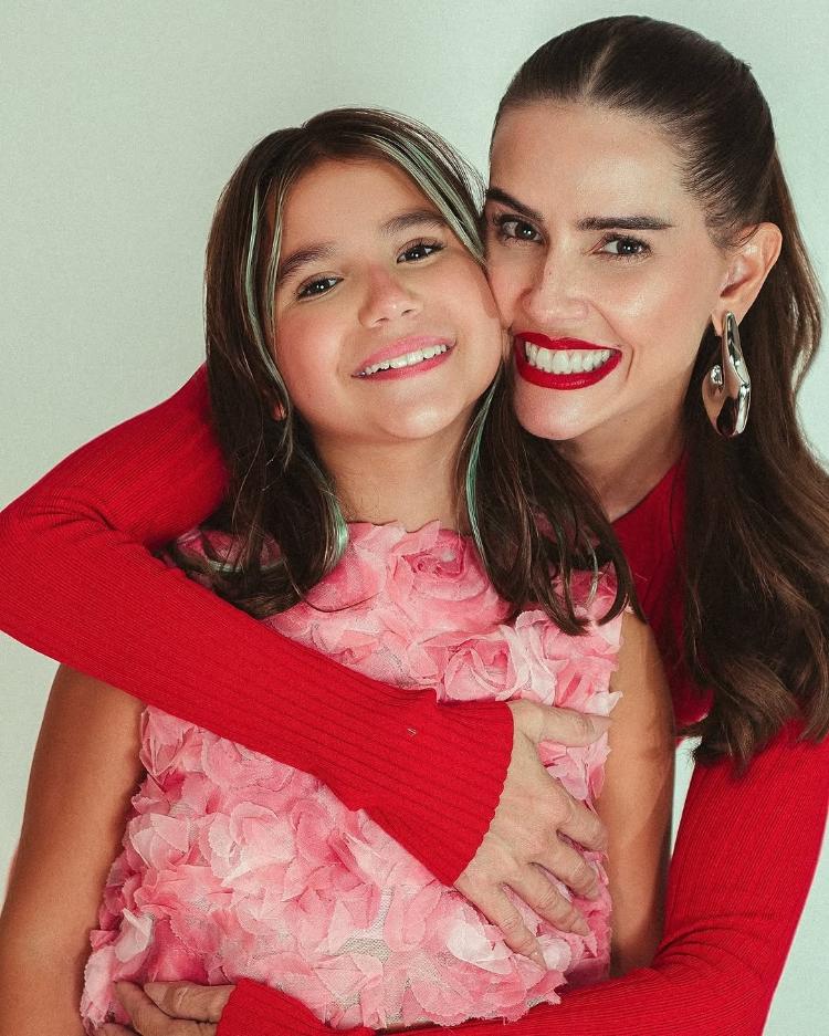 Deborah Secco e a filha, Maria Flor, em foto de Natal