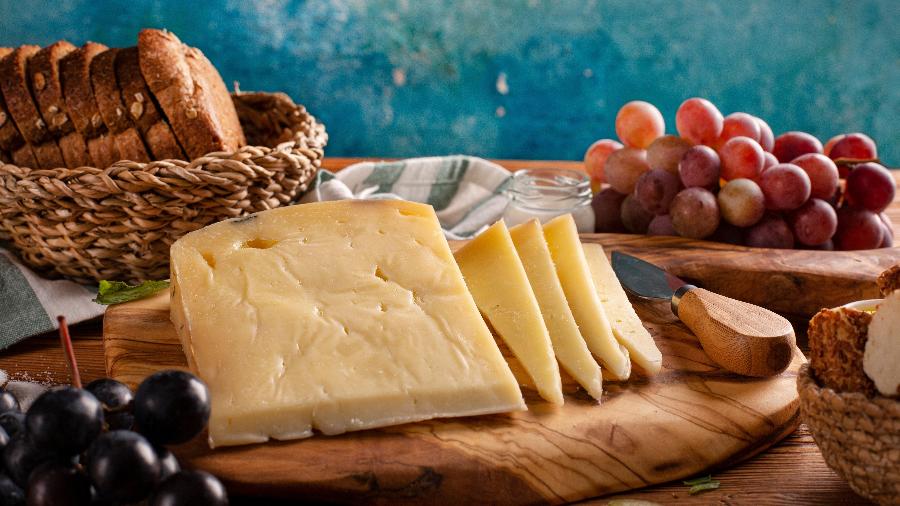 Gruyère, um dos queijos de casca lavada: eles podem até cheirar mal, mas é o ingrediente do fedor que os torna irresistíveis Gruyère, um dos queijos de casca lavada: eles podem até cheirar mal, mas é o ingrediente do fedor que os torna irresistíveis