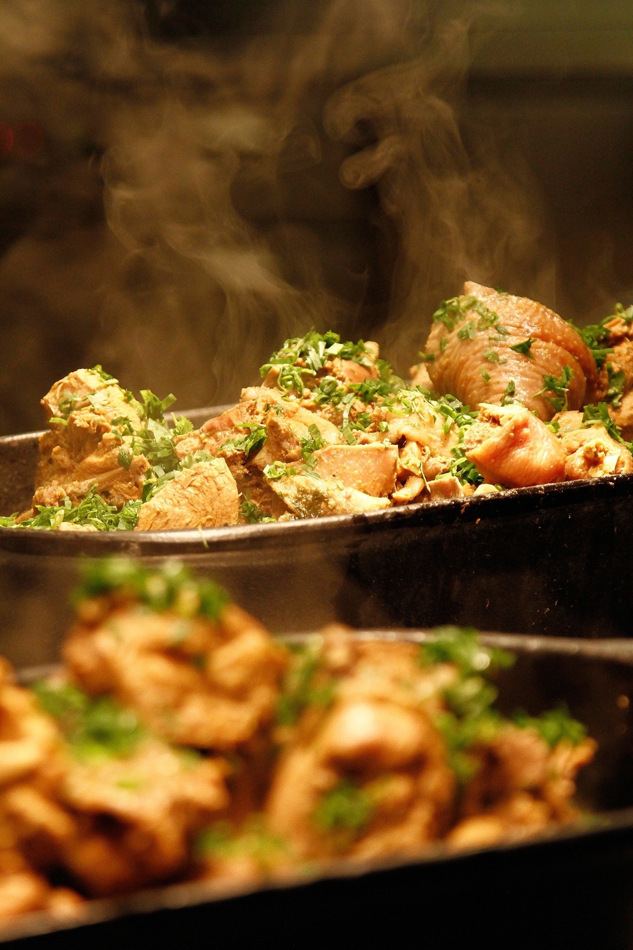 GALINHÓDROMO (PRAÇA ROOSEVELT) - O Galinhódromo da Virada Cultural 2015 vai funcionar das 19h de sábado (20) até as 3h de domingo, na praça Franklin Roosevelt, 158. Além da famosa galinhada do restaurante Dalva e Dito (foto), do chef Alex Atala, vendida em porções de R$ 15 e R$ 30, haverá versões do prato caipira feitas pelo chef Rodrigo Oliveira, do Mocotó, pela chef Janaina Rueda, do Bar da Dona Onça, e pelos donos do Galinhada do Bahia, Consulado Mineiro, Bar do Biu, Santa Ana Bistrô e Cariri - Divulgação