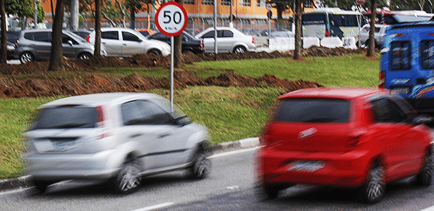 Carros circulam pela Marginal Pinheiros com novo limite de velocidade - Marco Ambrosio/Folhapress