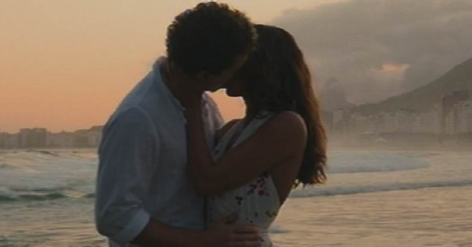 28.ago.2015 - Vinícius (Thiago Fragoso) e Regina (Camila Pitanga) se beijam na mesma praia em que se conheceram