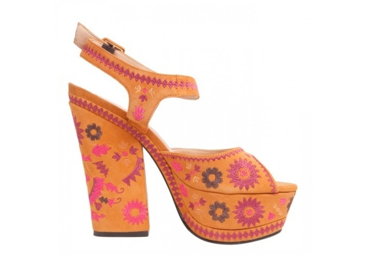 Sandália plataforma com bordados de flores, da Luiza Barcelos. Preço: R$ 399. Informações: www.luizabarcelos.com.br | Preço e disponibilidade pesquisados em setembro de 2015 e sujeitos a alterações - Divulgação