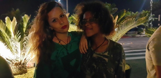 As adolescentes Vitória Cerqueira, de 16 anos, e Diana Labelte, 15 anos, fazem plantão à espera de Rihanna em frente ao Hotel Fasano, em Ipanema, zona sul do Rio de Janeiro - Ana Cora Lima/UOL
