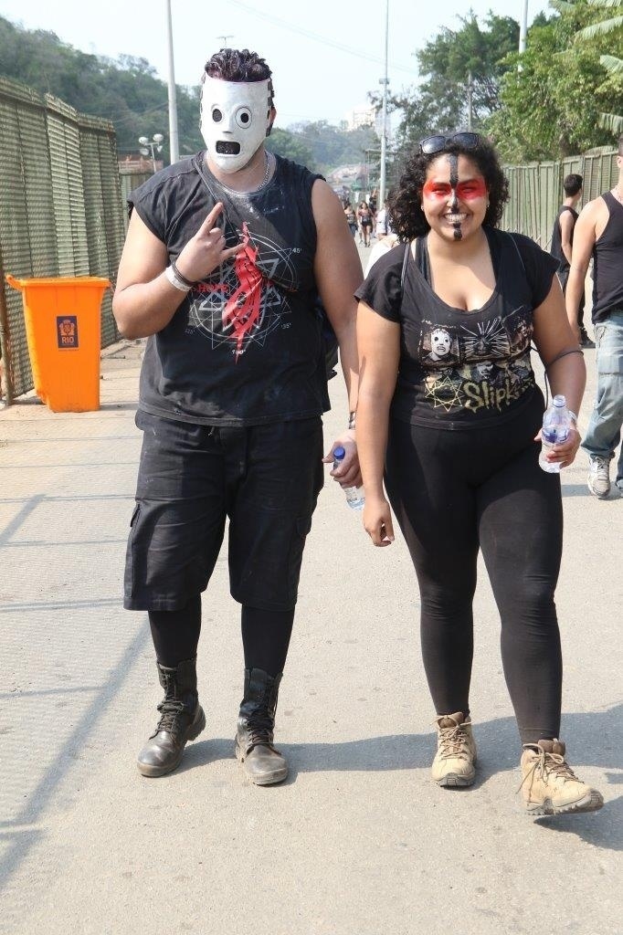 25.set.2015 - Primeiros fãs entram na Cidade do Rock para o quinto dia do festival Rock in Rio 2015. Camisetas pretas com a estampa do "Slipknot", principal atração do palco Mundo, parecem uniforme entre o público. - Zulmair Rocha/UOL