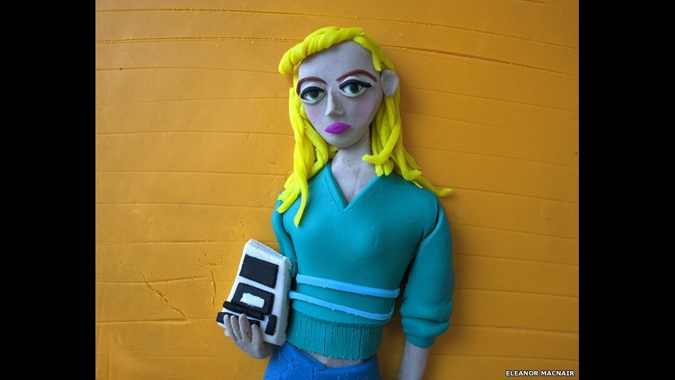 Inicialmente, as modelagens eram feitas à noite e fotografadas pela manhã, mas a artista explica que o trabalho ressecava. Então, ela agora fotografa imediatamente após terminar de modelar. A inspiração para esta reconstituição também vem de uma foto famosa de 1975, feita por um americano. - Eleanor Macnair/BBC Brasil