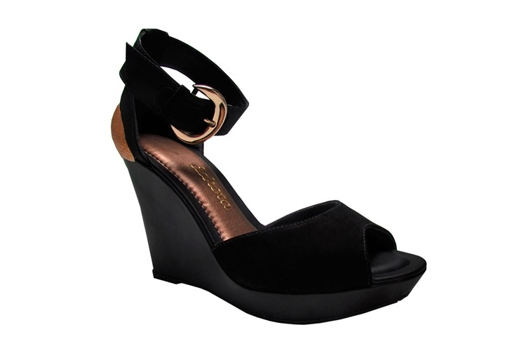 Sandália anabela preta, da Dakota à venda na Monica Shop. Preço: R$ 149,90. Informações: www.monicashop.com.br | Preço e disponibilidade pesquisados em outubro de 2015 e sujeitos a alterações - Divulgação