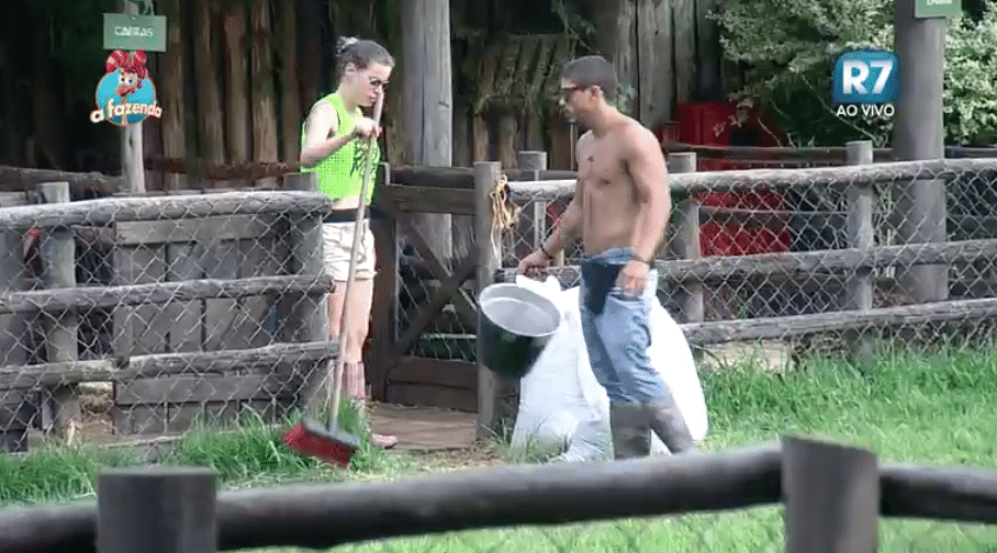 14.nov.2015 - Douglas e Rayanne conversam sobre a briga da noite anterior. "Ele partiu de uma brincadeira, mas foi uma brincadeira sem noção", disse a Miss pela confusão da noite anterior com JP - Reprodução/Record