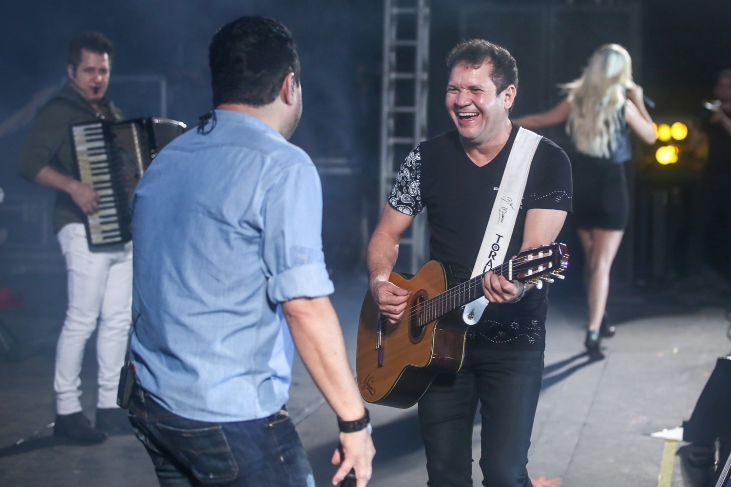 20.nov.2015 - Thábata e Chimbinha e Bruno e Marrone fazem parceria inusitada e dividem o palco do festival Villa Mix, em Belém - Caio Duran / Azzi Agency / Divulgação