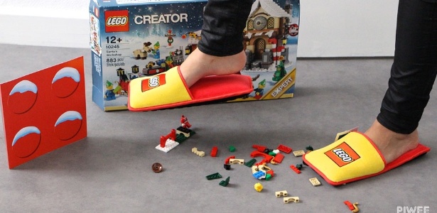 Pantufas da Lego salvam os pés dos incômodos pisões - Reprodução/Piwee