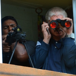 Tio e capanga da facção miram em Romero a fim de matá-lo - Reprodução/A Regra do Jogo/GShow - Reprodução/A Regra do Jogo/GShow