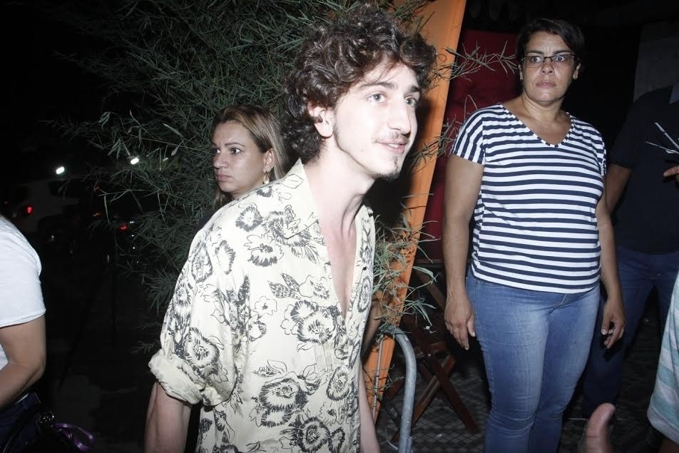 11.mar.2016 - Johnny Massaro, o Cesário de "A Regra do Jogo",  chega ao bar em Curicica, na zona oeste do Rio, para a festa do último capítulo da trama de João Emanuel Carneiro - Marcos Ferreira e Thyago Andrade /Brazilnews