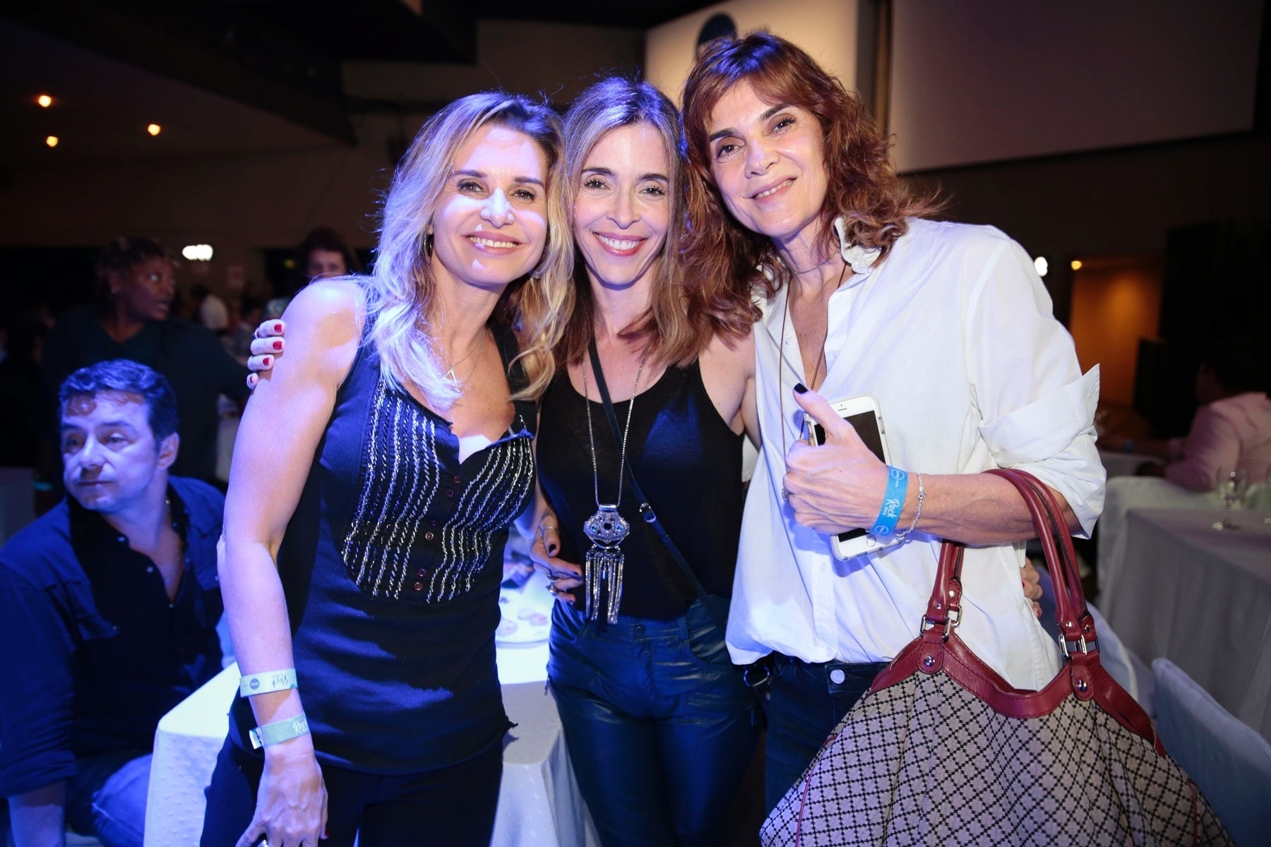 15.mar.2016 - As atrizes Paula Burlamaqui, Deborah Evelyn e Mônica Torres posam para foto antes dos shows do festival Nivea Viva o Rock - Felipe Panfili/Divulgação