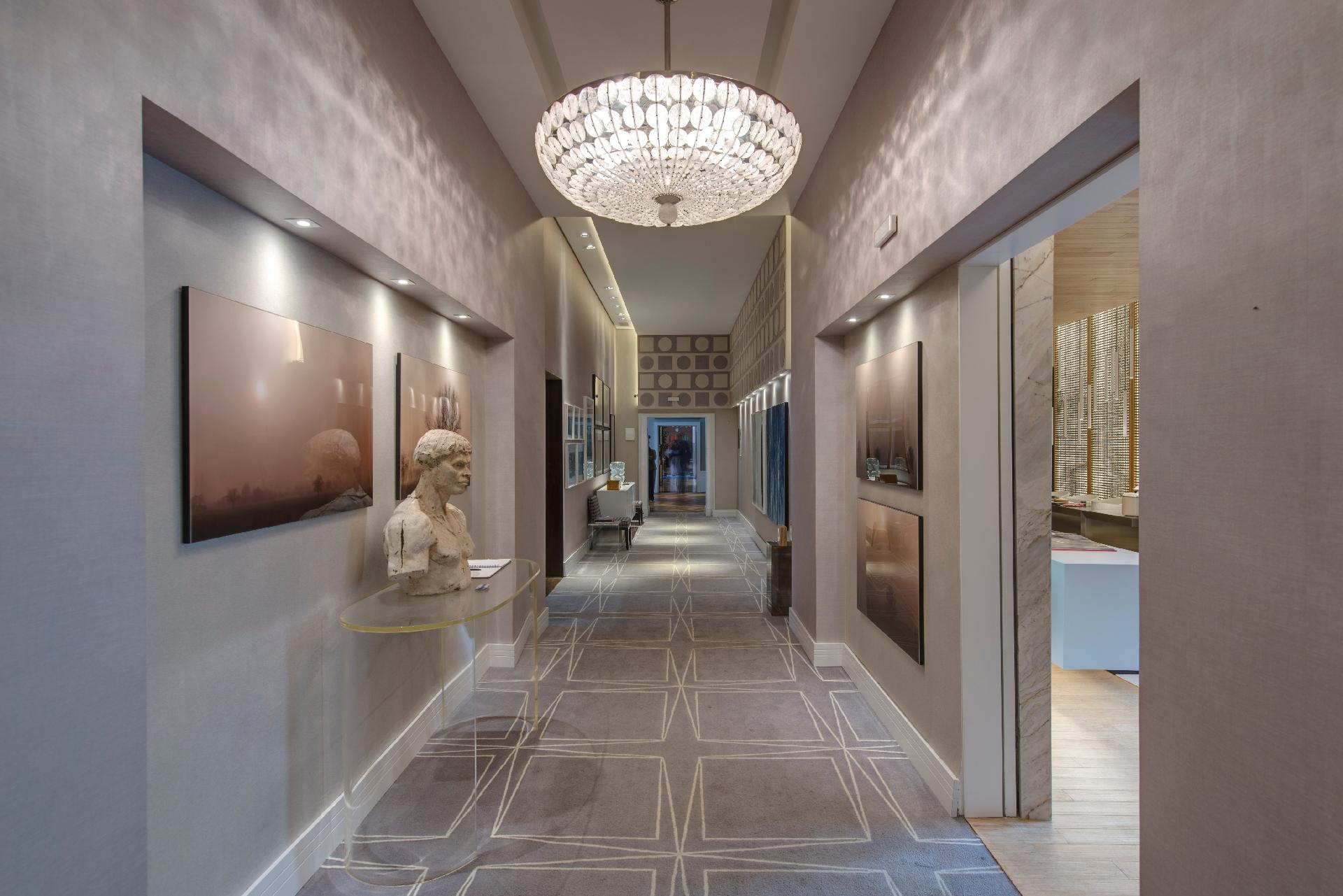 André Carício assina o ambiente Galeria da Imagem, na parte térrea. A cultura de Pernambuco, estado natal do arquiteto, serviu de inspiração para a mostra de decoração. Fotografias, esculturas e pinturas de artistas locais são vistos na Casa Cor SP 2016 - Katia Kuwabara/UOL