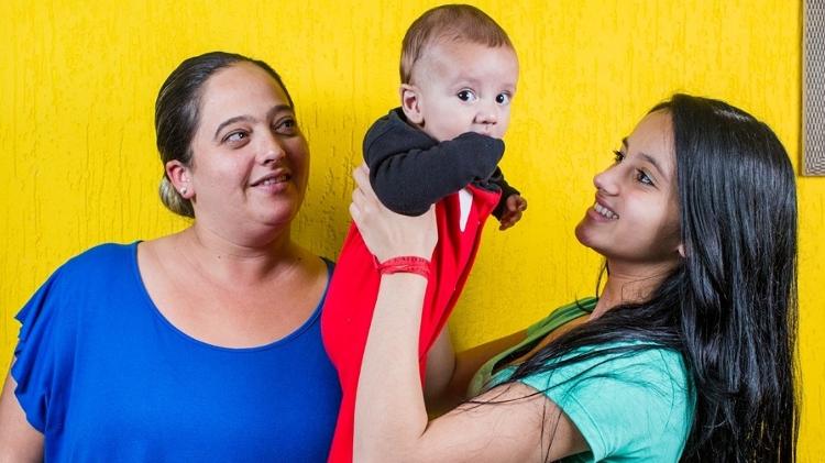 Priscila Molitor, 33 (esquerda), sua filha Natasha, 15, e o neto Pietro, dois meses - Ricardo Matsukawa/UOL - Ricardo Matsukawa/UOL
