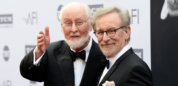 09.jun.2016 - O compositor John Williams e o cineasta Steven Spielberg na premiação do American Film Institute - AFP