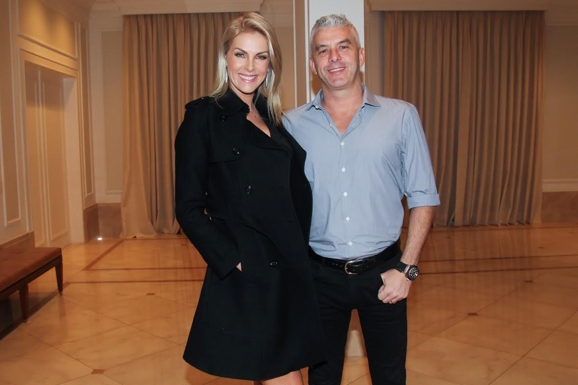 16.jun.2016 - Ana Hickmann e o marido, Alexandre Côrrea, posam para fotos durante o aniversário de TIciane Pinheiro - Manuela Scarpa/ Brazil News