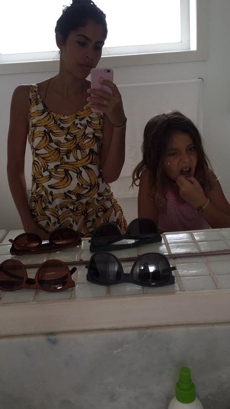 Bela Gil postou em seu Instagram um vídeo com a filha, Flor, escovando os dentes com argila - Reprodução/Instagram