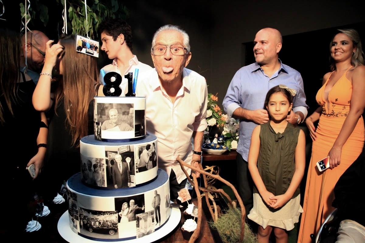 Carlos Alberto de Nóbrega faz careta em festa para comemorar seus 81 anos em pizzaria de São Paulo - Manuela Scarpa/Brazil News