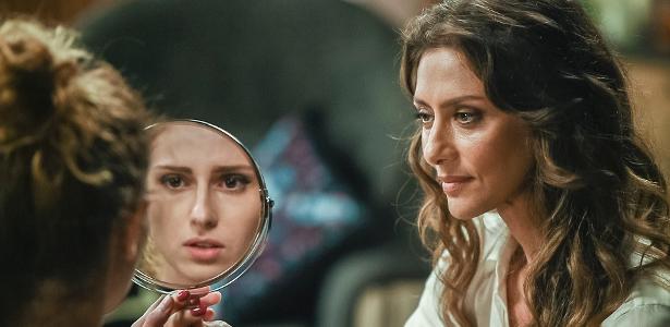 Joyce (Maria Fernanda Cândido) maquia Ivana (Carol Duarte)  - Mauricio Fidalgo/Globo - Mauricio Fidalgo/Globo